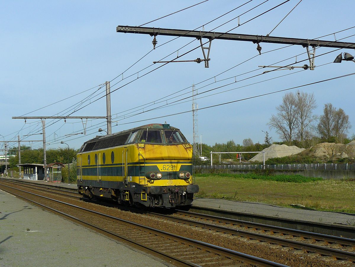 Infrabel dieselloc 6291 Gleis 4 Antwerpen Noorderdokken 31-10-2014.

Infrabel dieselloc 6291 spoor 4 Antwerpen Noorderdokken 31-10-2014.