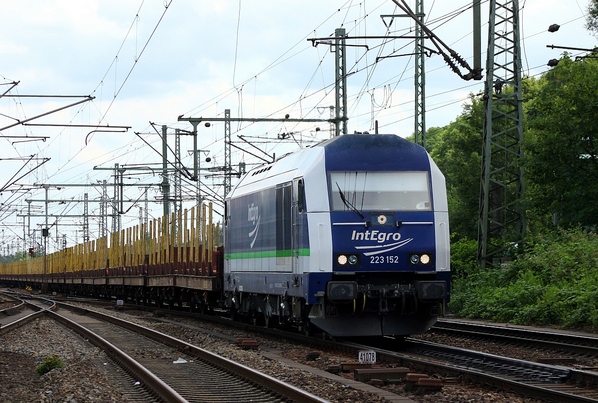 Integro/PRESS 223 152-0(REV/MMAL/28.07.11) dieselt hier mit dem Ziel Stade und einem Leerzug für den Holztransport durch Hamburg-Harburg. 06.07.2015