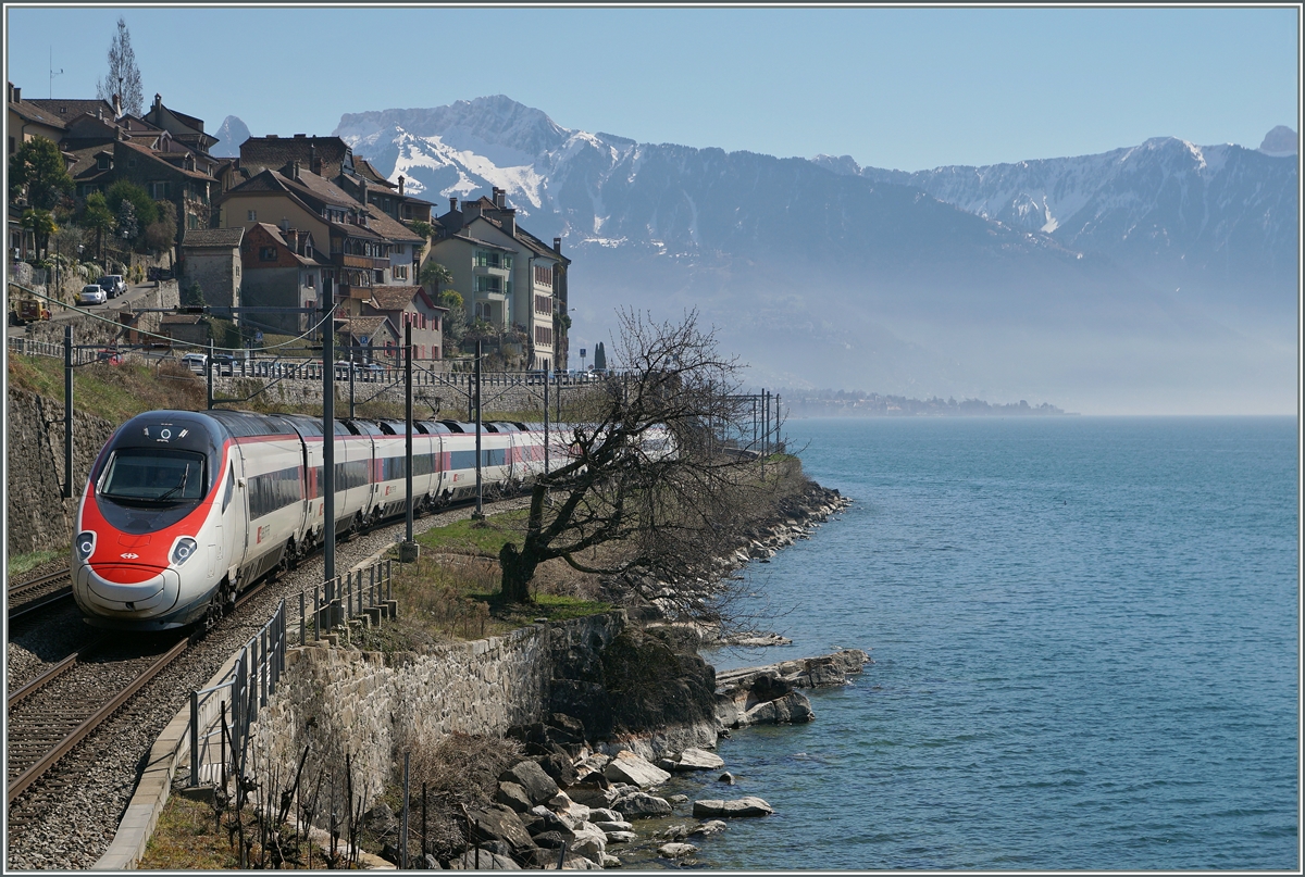 Internationaler Verkehr am Genfersee bei St-Saphorin: Ein SBB RABe 503 ist als EC 32 von Milano nach Genève unterwegs.
26. März 2016