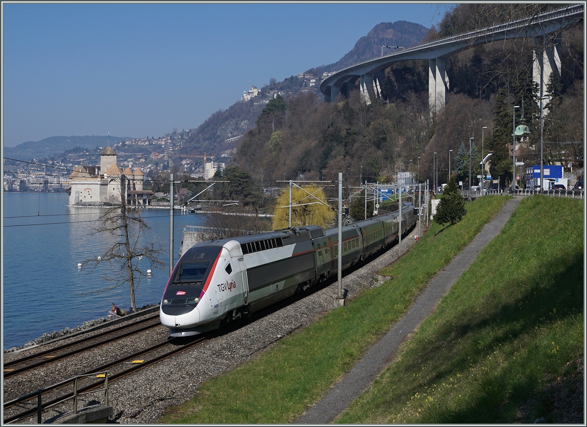 Internationaler Verkehr beim Château de Chillion: Eine gute dreiviertelstunde später der TGV Lyria von Paris nach Brig.  Wenn man genau hinschaut sieht man, dass der TGV eine  falsche  Nasenspietze hat: Statt einer Lyria Nase fährt dieser TGV mit  einer SNCF Nase durchs Land.
19. März 2016