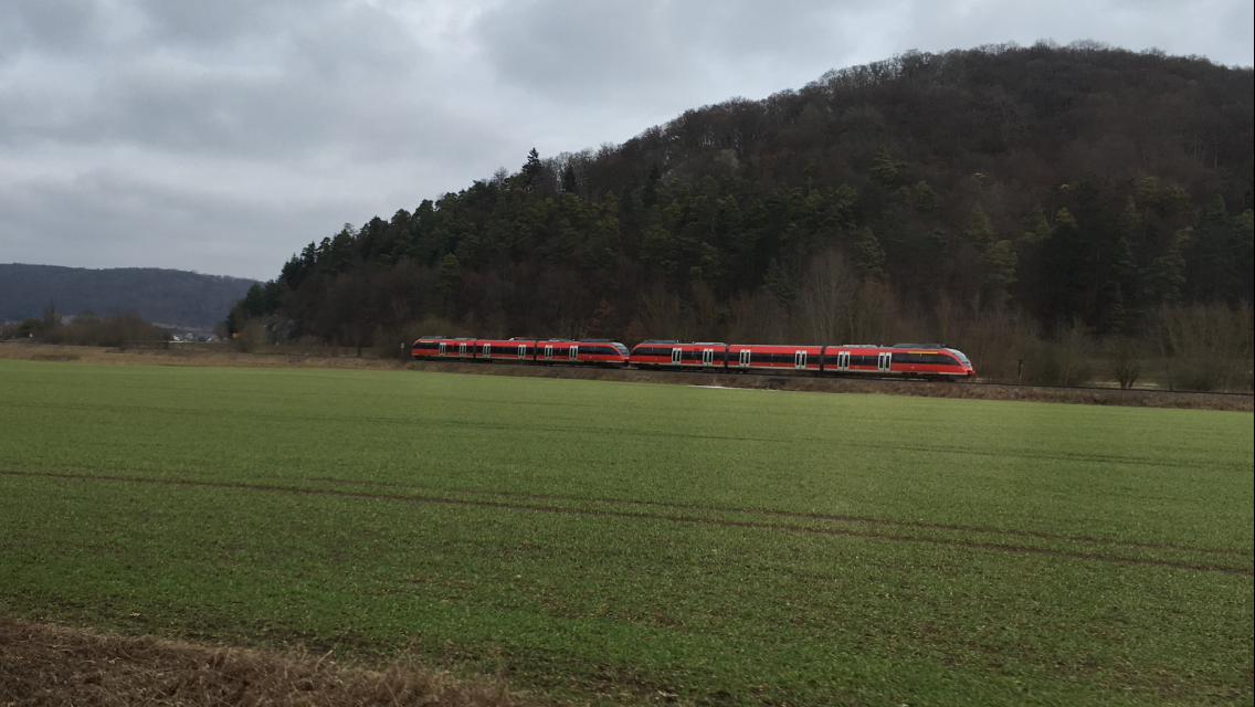 Inzwischen doch schon in der Überzahl bei der RB (Munderkingen-) Ehingen - Ulm (-Langenau):
Die Talent Triebwagen der Baureihe 644 sieht man inzwischen doch schon häufiger als die alten Triebwagen der Br 628 wo bisher auf dieser Rb Linie unterwegs waren!

Im Laufe des Jahres 2017 sollen die 644 die bisherigen 628 ganz abgelöst haben was so wie es momentan schon aussieht auch definitiv der Fall sein wird.
 

So traf ich am 06.02.17 auch zwei unbekannte Triebwagen der Br 644 als Rb nach Ehingen (Donau) kurz vor ihrem nächsten Halt in Allmendingen.