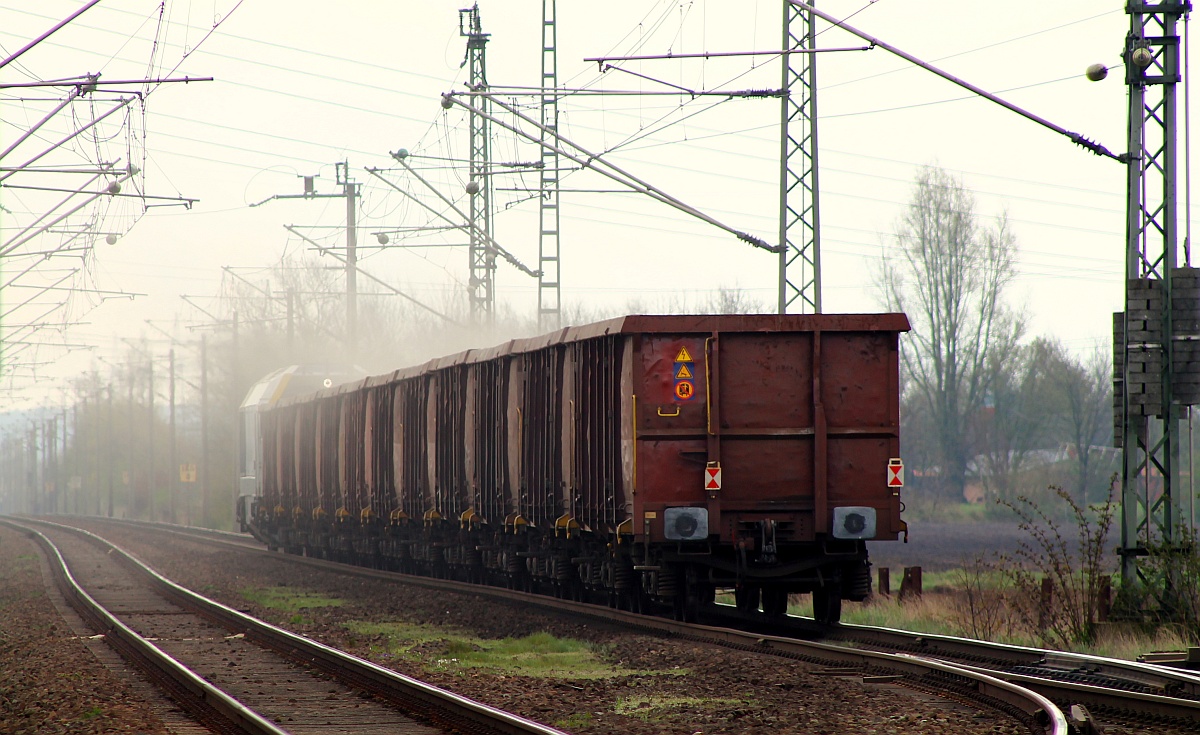 Inzwischen wurde rangiert und hier staubt NBE die 264 002-7 mit den ersten 14 Wagen wieder Richtung Neumünster, aufgenommen am DB E-Werk(Verteiler, legaler Standort) in Jübek. 12.04.2014