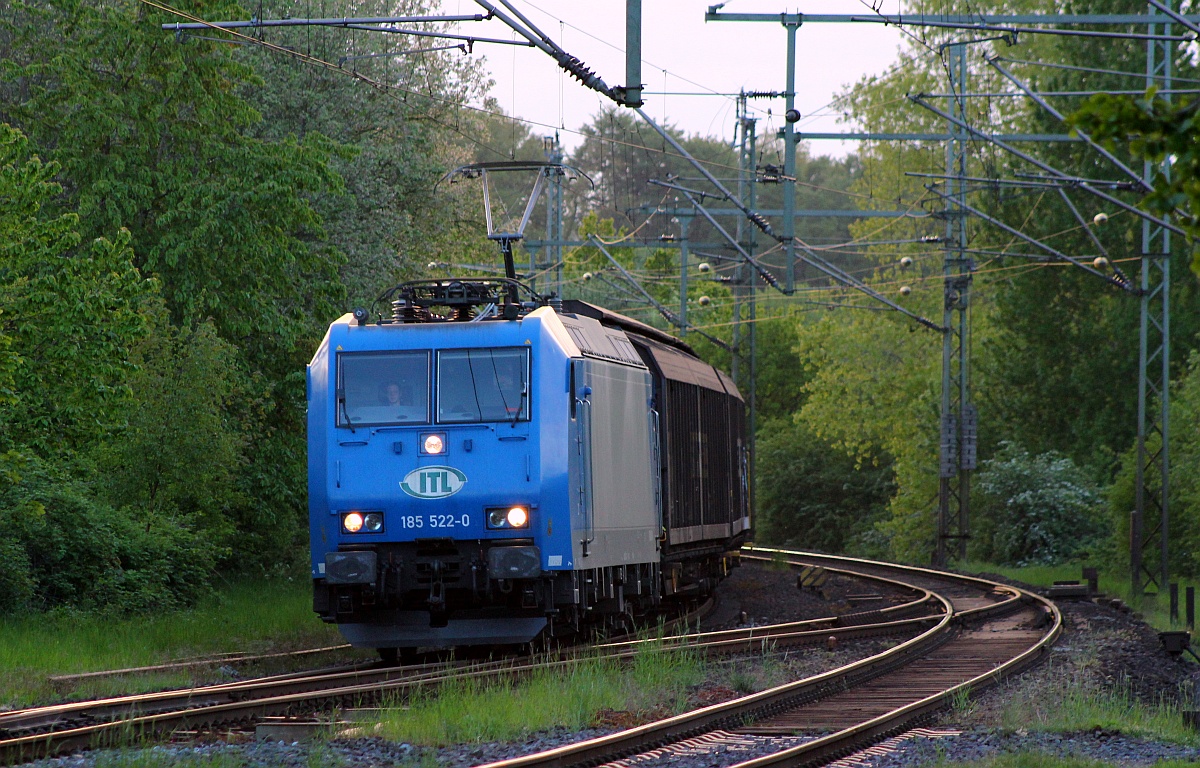 ITL 185 522-0 rauscht hier am Abend des 22.05.2015 mit dem Spanplatten-Express durch Schleswig.