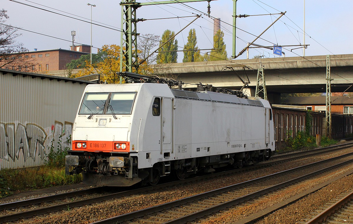 ITL 186 137-6 rumpelt hier durch HH-Harburg(Gruß zurück an den Tf). 04.11.2015