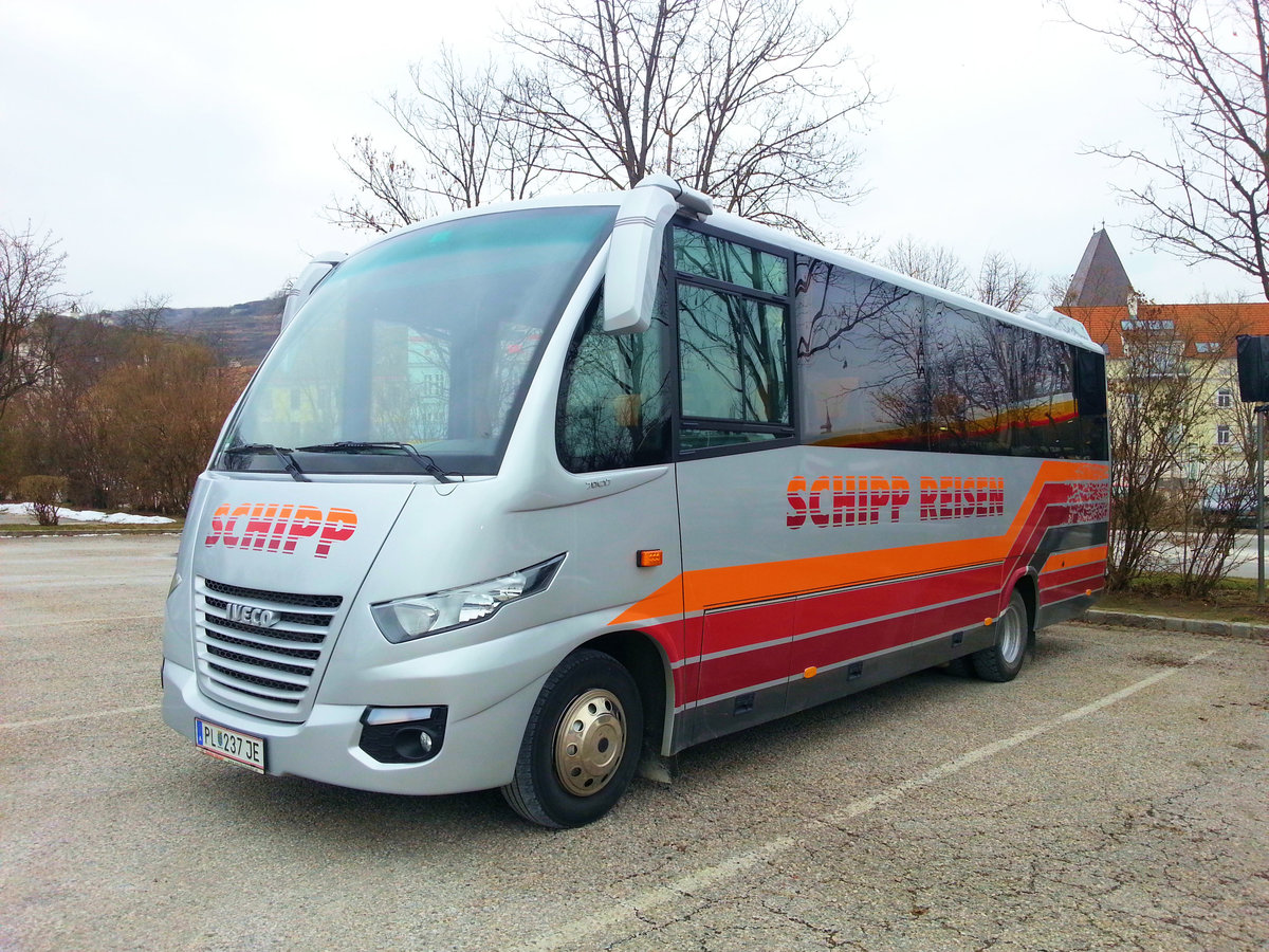 IVECO 70C17 Kleinbus von Schipp Reisen aus Nieder�sterreich in Krems.