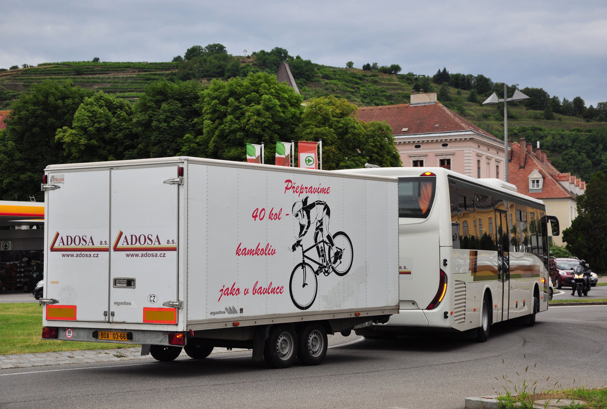 Iveco Crossway mit Radanhänger von Ladosa Reisen aus der CZ in Krems gesehen.