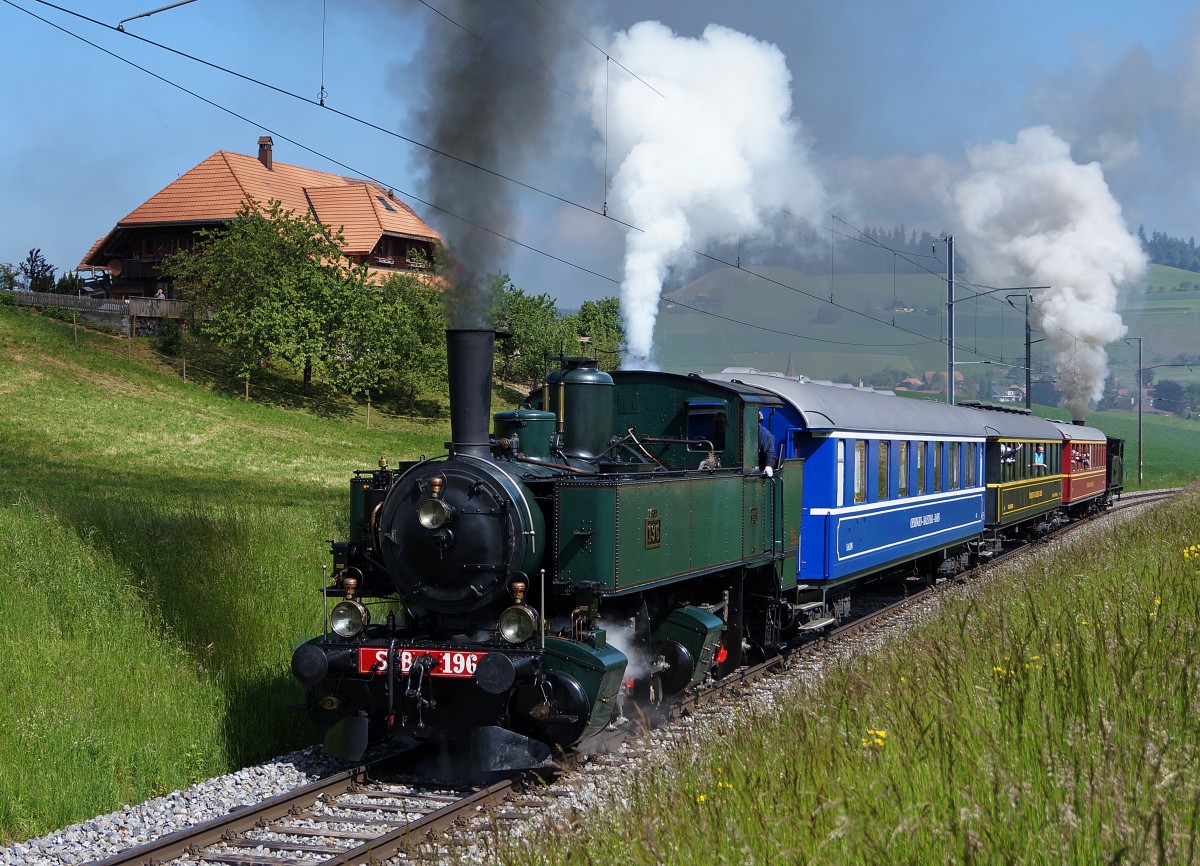 JAHRESRUECKBLICK 2014
von Walter Ruetsch
MAI
OeBB: 150 Jahre Eisenbahn in Konolfingen. Grosses Bahnhoffest in Konolfingen vom 31. Mai und 1. Juni 2014. Extrazug der Oensingen Balsthal Bahn vom 31. Mai 2014 mit Ed 2x2/2 196 und J-S 35 mit Volldampf in der Steigung bei Biglen.