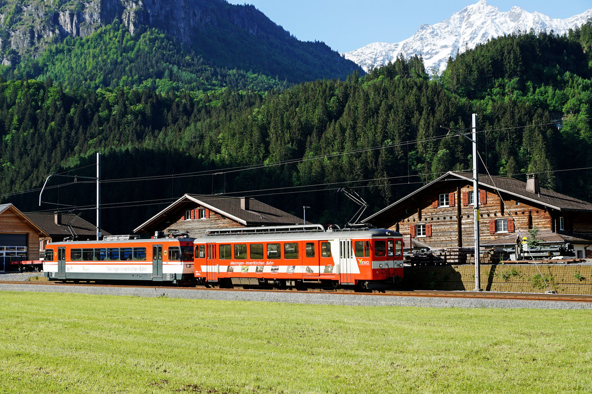 JAHRESRCKBLICK 2018
von Walter Ruetsch
Serie Nr. 1
Regionalzug der Meiringen Innertkirchen-Bahn (MIB) mit BDe 4/4 11, ehemals CJ, und Be 4/4 8 bei Innertkirchen am 18. Mai 2018.
