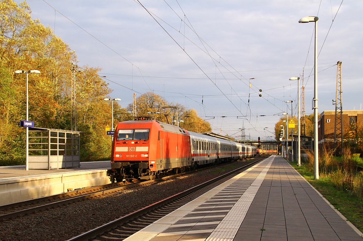 Jetzt ohne Werbung unterwegs rauscht die 101 102-2 mit einem IC durch Langwedel. 01.11.2013