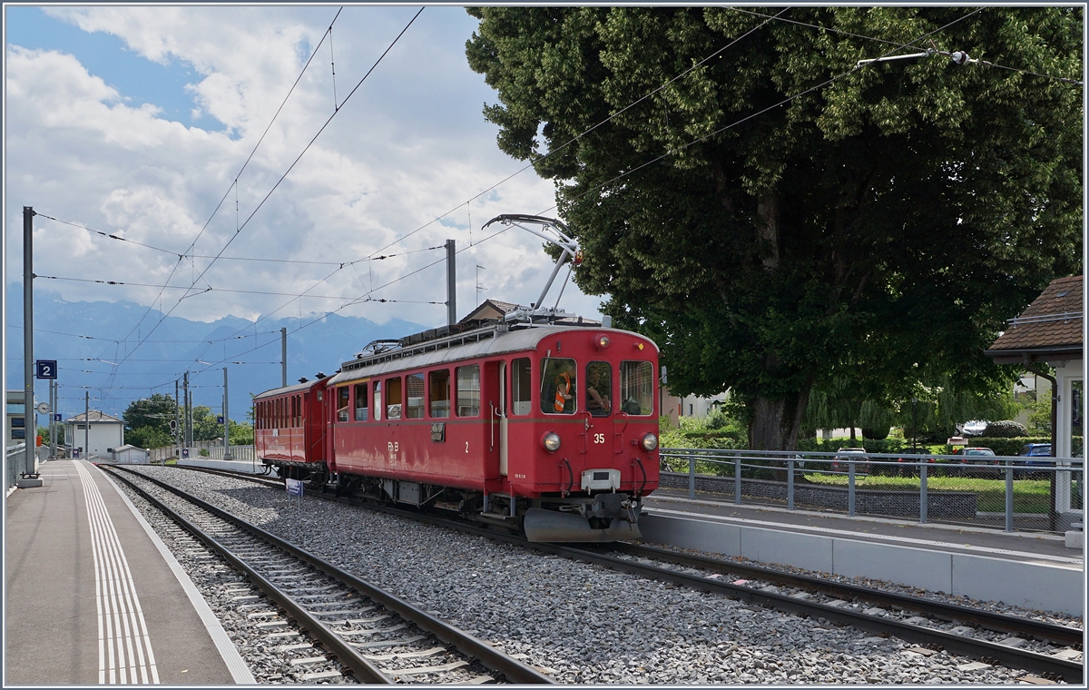 Jeweils am letzten Sonntag im Monat während der Betriebssaison (ausgenommen bei Sonderveranstaltungen) verkehren zwei  Riviera Belle Epoque  Zugspaare der Blonay -Chamby Bahn von Chaulin nach Vevey und zurück, die sogar auf den gedruckten Abfahrt Fahrpläne in Vevey zu finden sind. Das Bild zeigt den RhB ABe 4/4 35 mit dem passenden CEV B21 bei der Rückfaht nach Chaulin bei der Ankunft in St-Légier Gare.

 28. Juli 2020