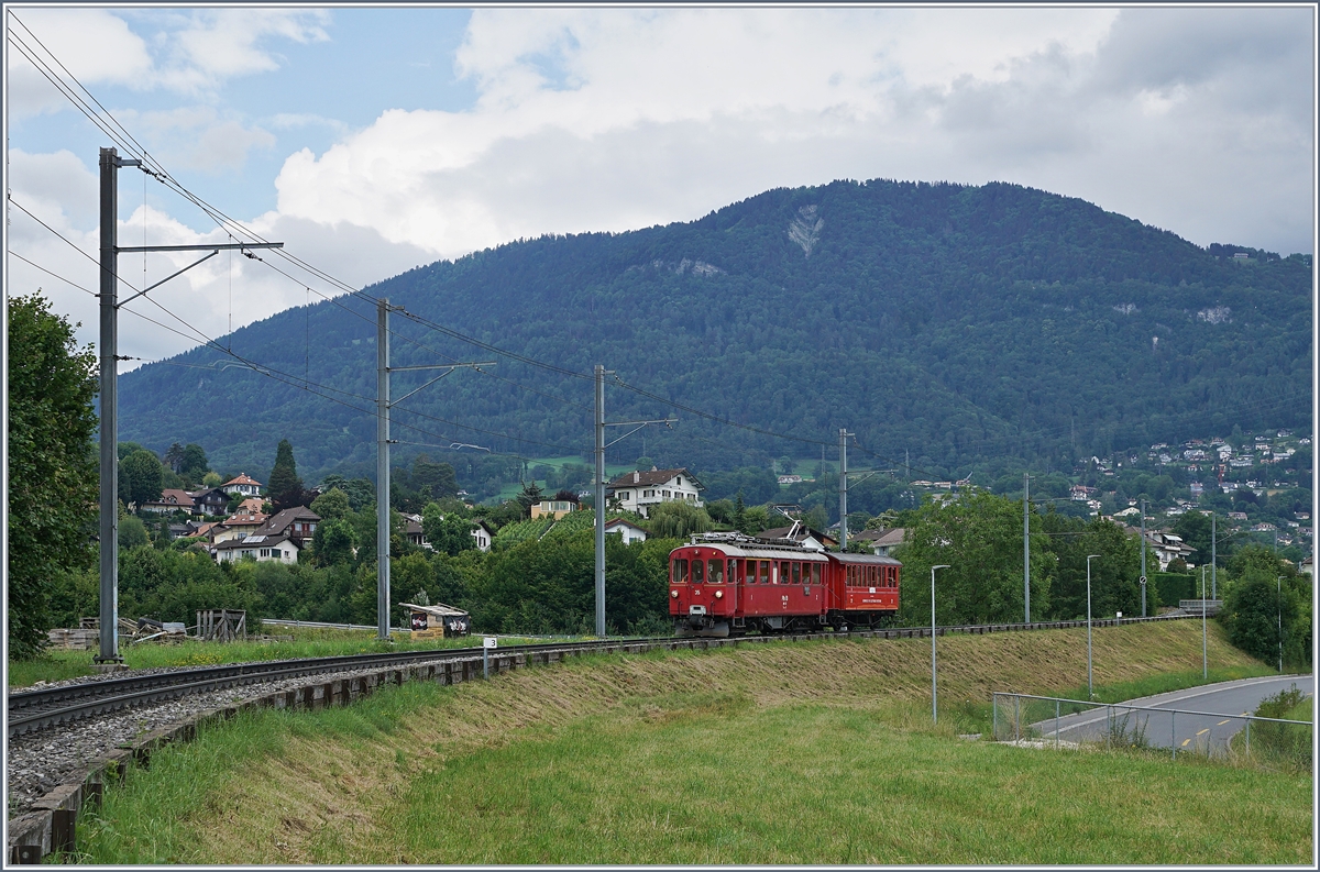 Jeweils am letzten Sonntag im Monat während der Betriebssaison (ausgenommen bei Sonderveranstaltungen) verkehren zwei  Riviera Belle Epoque  Zugspaare der Blonay -Chamby Bahn von Chaulin nach Vevey und zurück, die sogar auf den gedruckten Abfahrt Fahrpläne in Vevey zu finden sind. Das Bild zeigt den RhB ABe 4/4 35 mit dem passenden CEV B21 auf seiner Fahrt nach Vevey kurz vor Château d'Hauteville, im Hintergrund ist der Les Pléiades zu sehne. 

28. Juli 2020