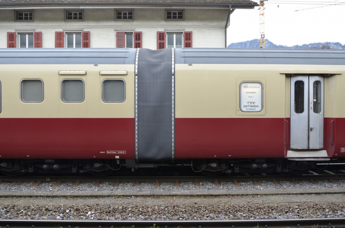 Jubiläum 125 Jahre RhB am 10.05.2014 in Landquart. Anlässlich des Jubiläums war im Bahnhof Landquart der SBB TEE  Gottardo  ausgestellt. Hier der Faltenbalgübergang zwischen zwei Waggons.