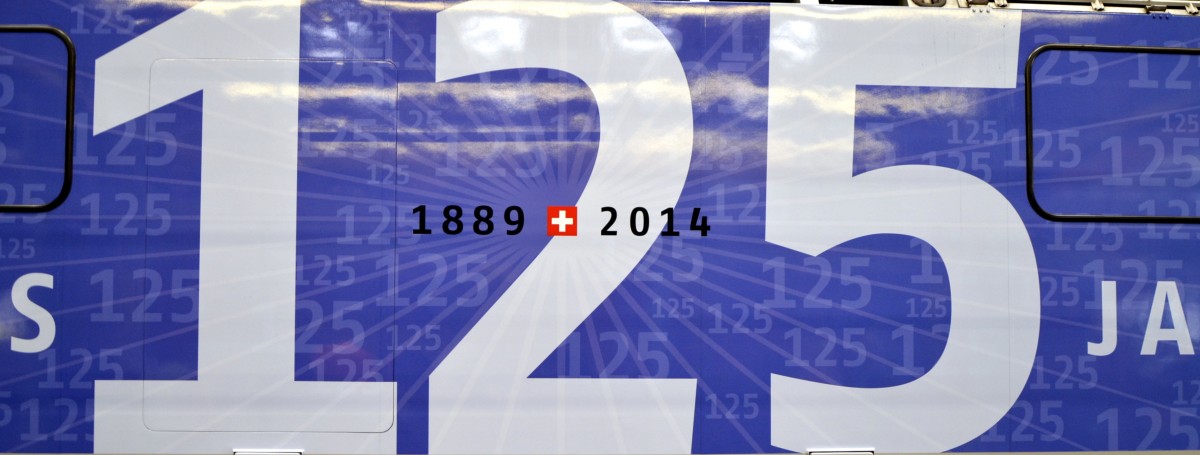 Jubiläum 125 Jahre RhB am 10.05.2014. Nahaufnahme der Jubiläumsbeklebung an der Ge 4/4 II 623 Bonaduz.