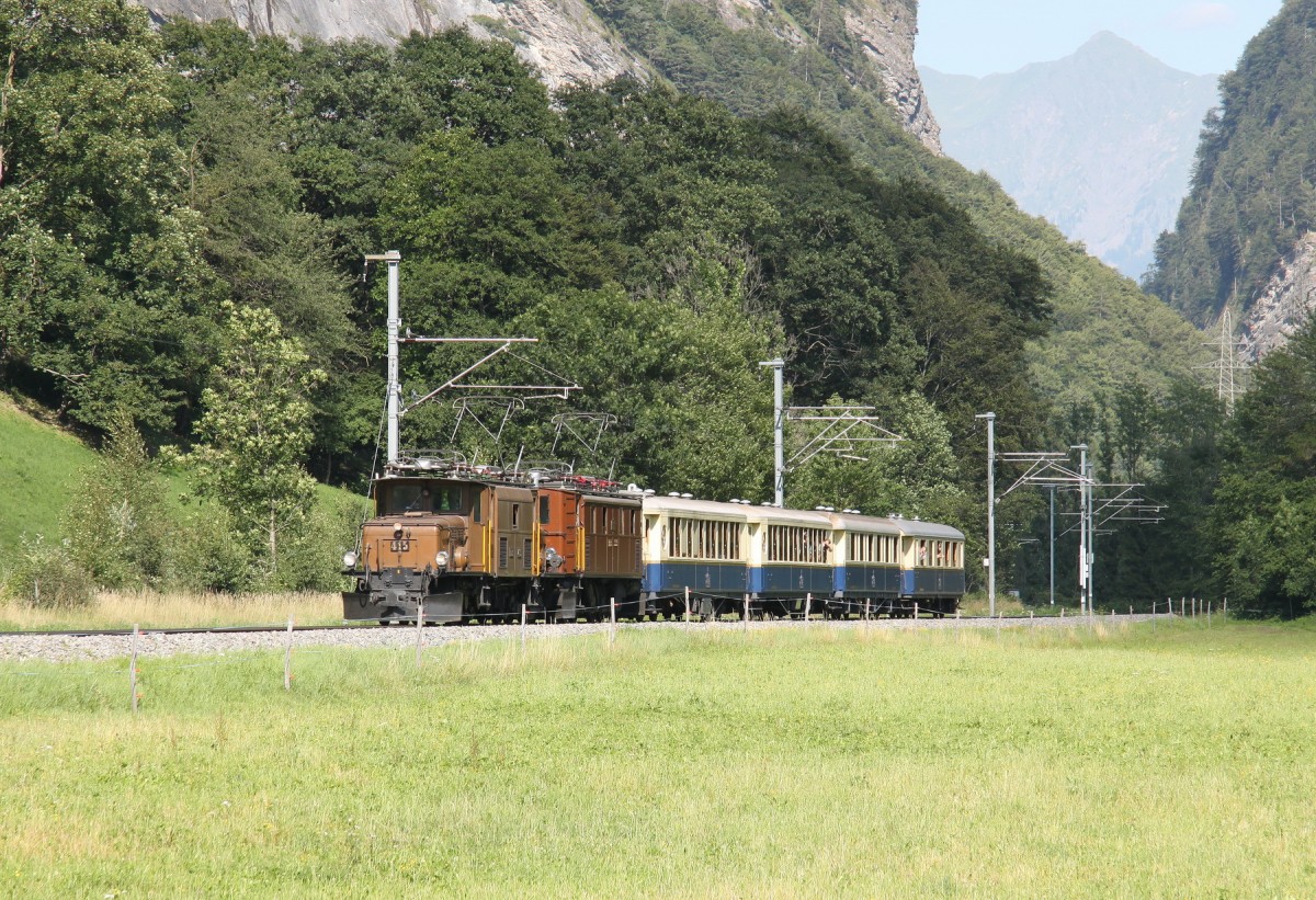 Jubilum,125 Jahre RhB.Museumslok Ge6/6 I Nr.415(Krokodil)und Ge4/6 Nr.353 mit einem Pullmanzug nach Landquart,zwischen Grsch und Malans.17.07.14