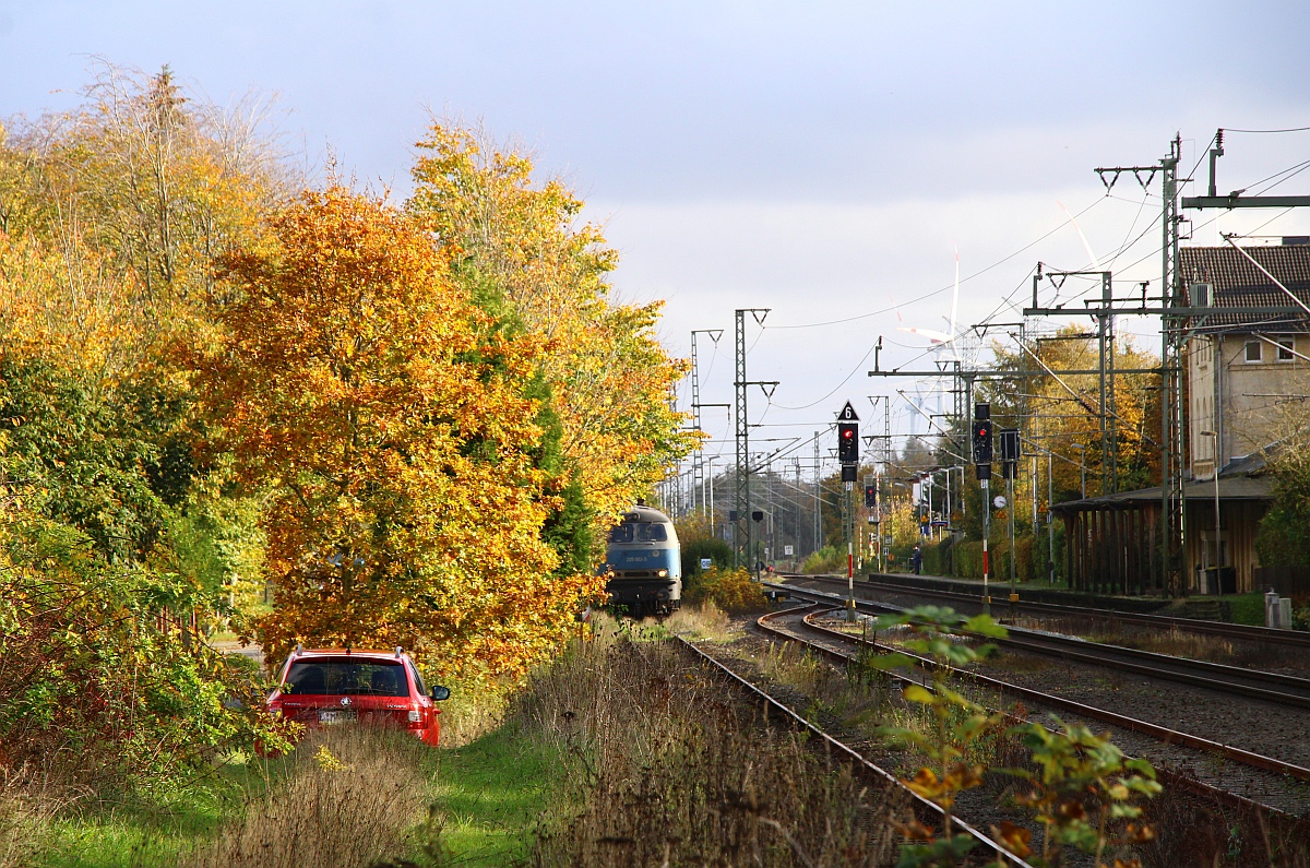 Jübek im Oktober mit Privat Kfz und EGP 225 002-5. Jübek 25.10.2022 Bild 1