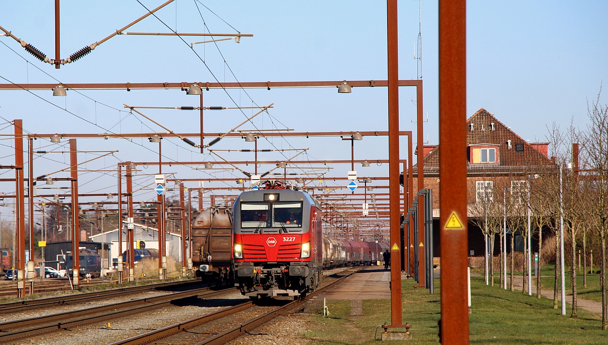 Jungfern- und Schulungsfahrt....DSB Litra EB 3227 kurz vor der ersten Fahrt alleine nach Deutschland genauer nach Flensburg und Flensburg-Weiche kurz vor der Ausfahrt aus dem Bhf Pattburg/DK. 02.03.2023