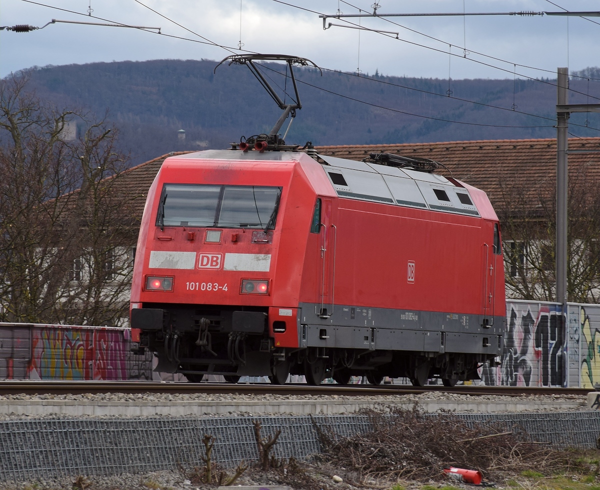 Kaum in der Schweiz beginnt die Berg- und Talfahrt. 101 084 darf allerdings nur bis zum Bahnhof Basel SBB. Hier auf der Verbindungsbahn, März 2019.