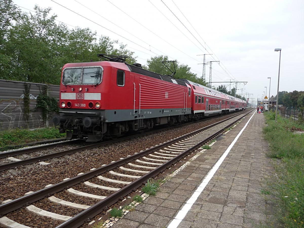 Kaum ist das Wetter mal ein bisschen schlechter, haben die Hamster kein' Bock mehr. 143 360 mit einer aus vier (!) Ost-Doppelstockwagen bestehenden und somit DDR-Flair verbreitenden Ersatzgarnitur als RB14 Richtung Schnefeld. 7.10.13