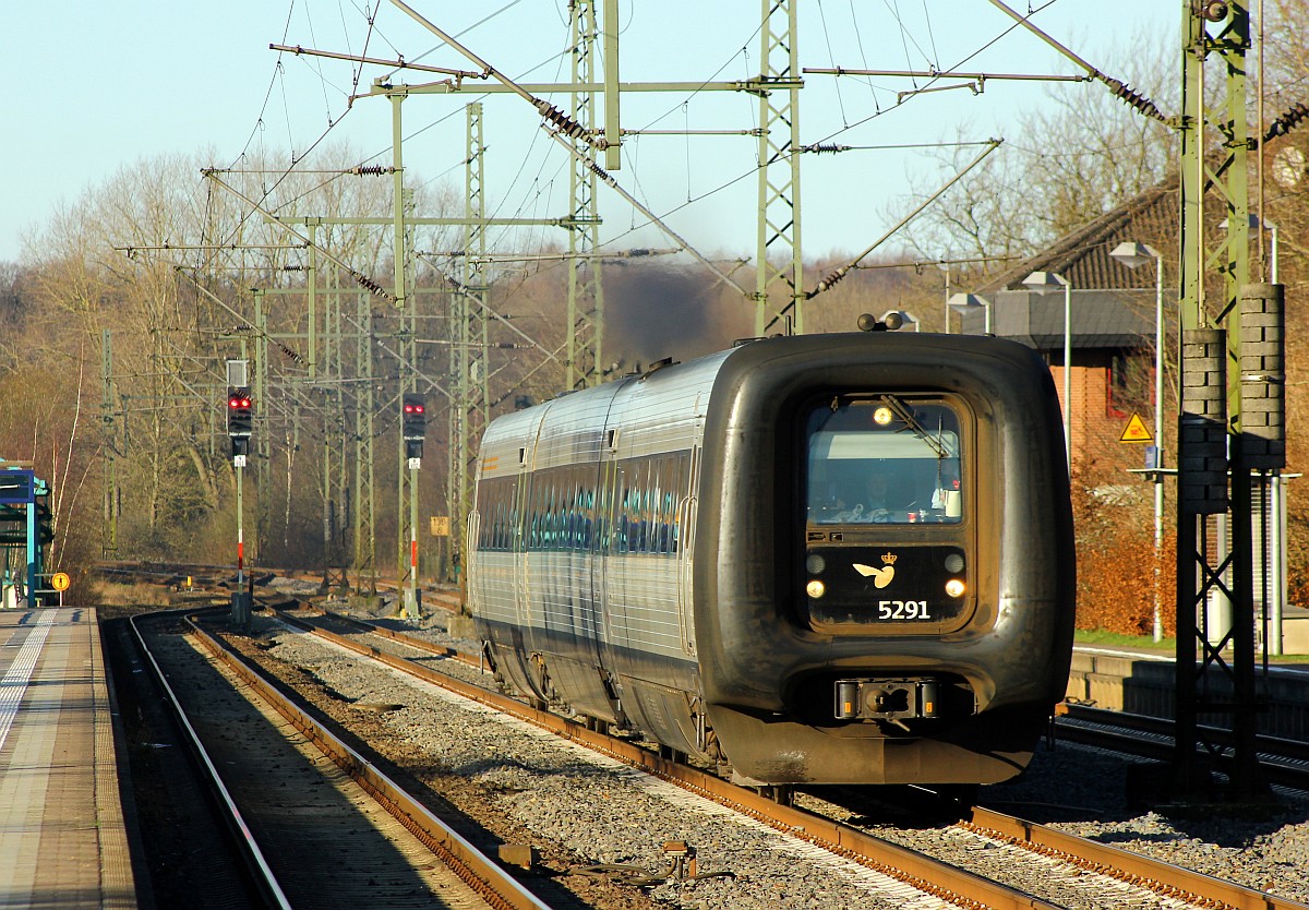 Kein IC Halt mehr von und nach Dänemark in Schleswig...seit dem Fahrplanwechsel sieht es so aus hier..MFA/FF/MFB 50/54/5291 als IC 383 (Aalborg - Hamburg Hbf) aufgenommen bei der Durchfahrt in Schleswig. Will man nach Dänemark muss man entweder nach Flensburg oder nach Rendsburg fahren. Schleswig 17.01.2016