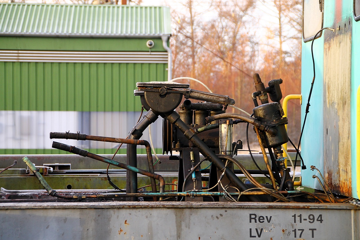 Kein Motor mehr und das Getriebe ist auch nicht mehr da aber der Luftpresser ragt noch mahnend aus dem Chassis...Köf 323 289-9(ex TaXxion)abgestellt in Padborg. 02.12.2013