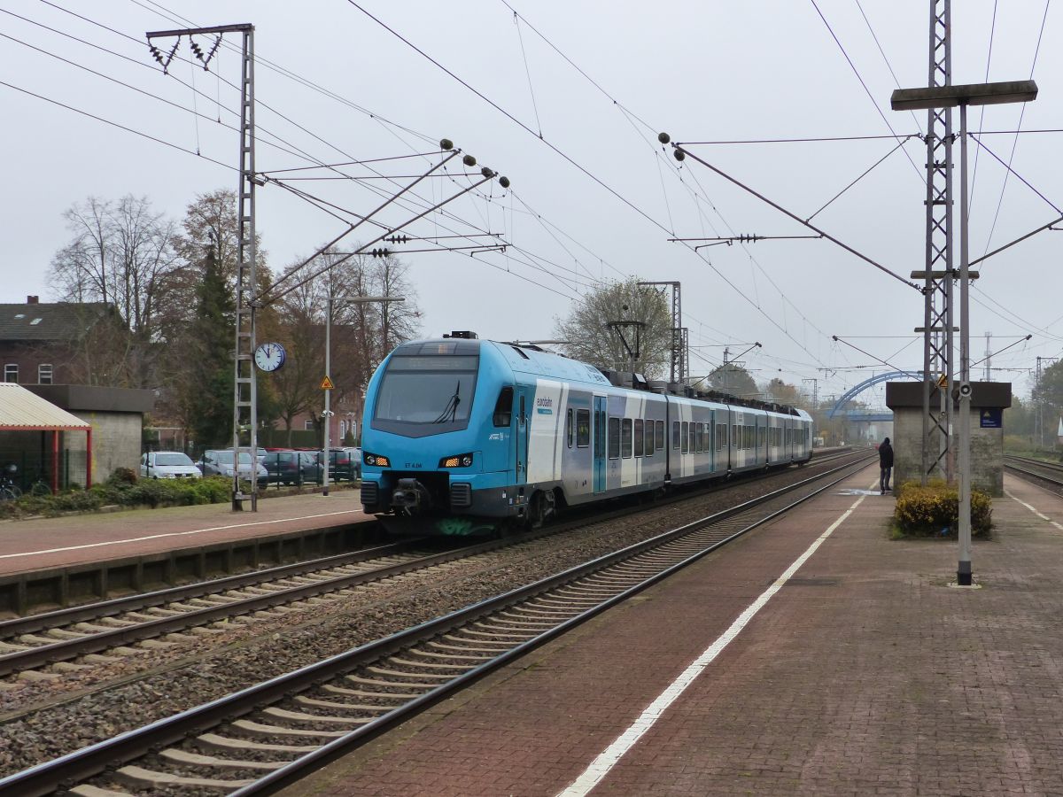 Keolis Eurobahn Stadler FLIRT 3 Triebzug ET 4.04 Gleis 4 Salzbergen 21-11-2019.

Keolis Eurobahn Stadler FLIRT 3 treinstel ET 4.04 spoor 4 Salzbergen 21-11-2019.