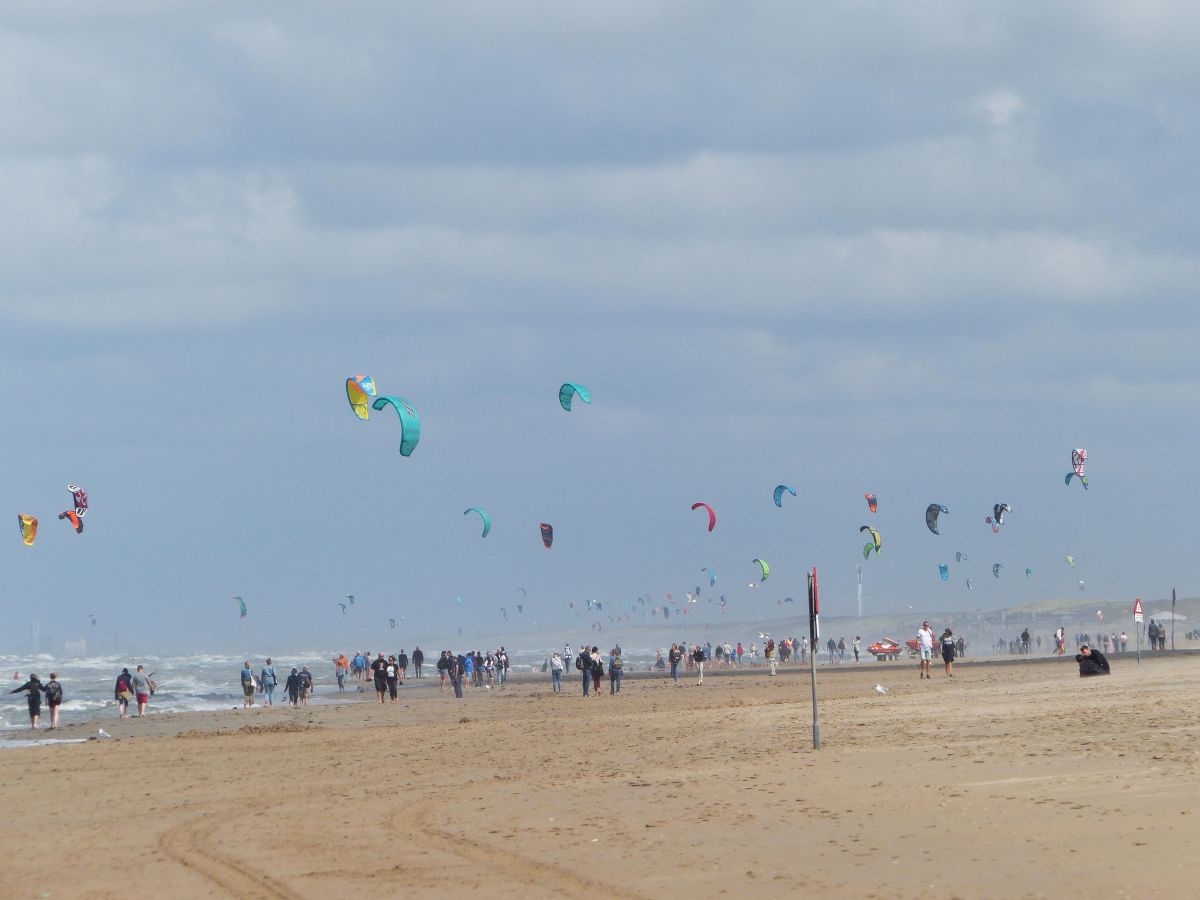 Kitesurfing Strand Katwijk 23-08-2020.