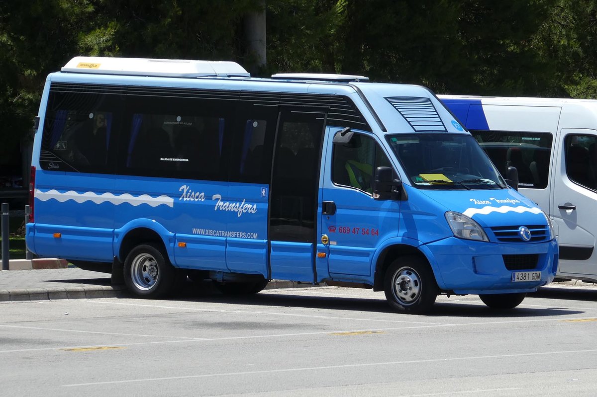 Kleinbus von  xisca  wartet auf ankommende Mallorcag�ste am Airport Palma, Juni 2016