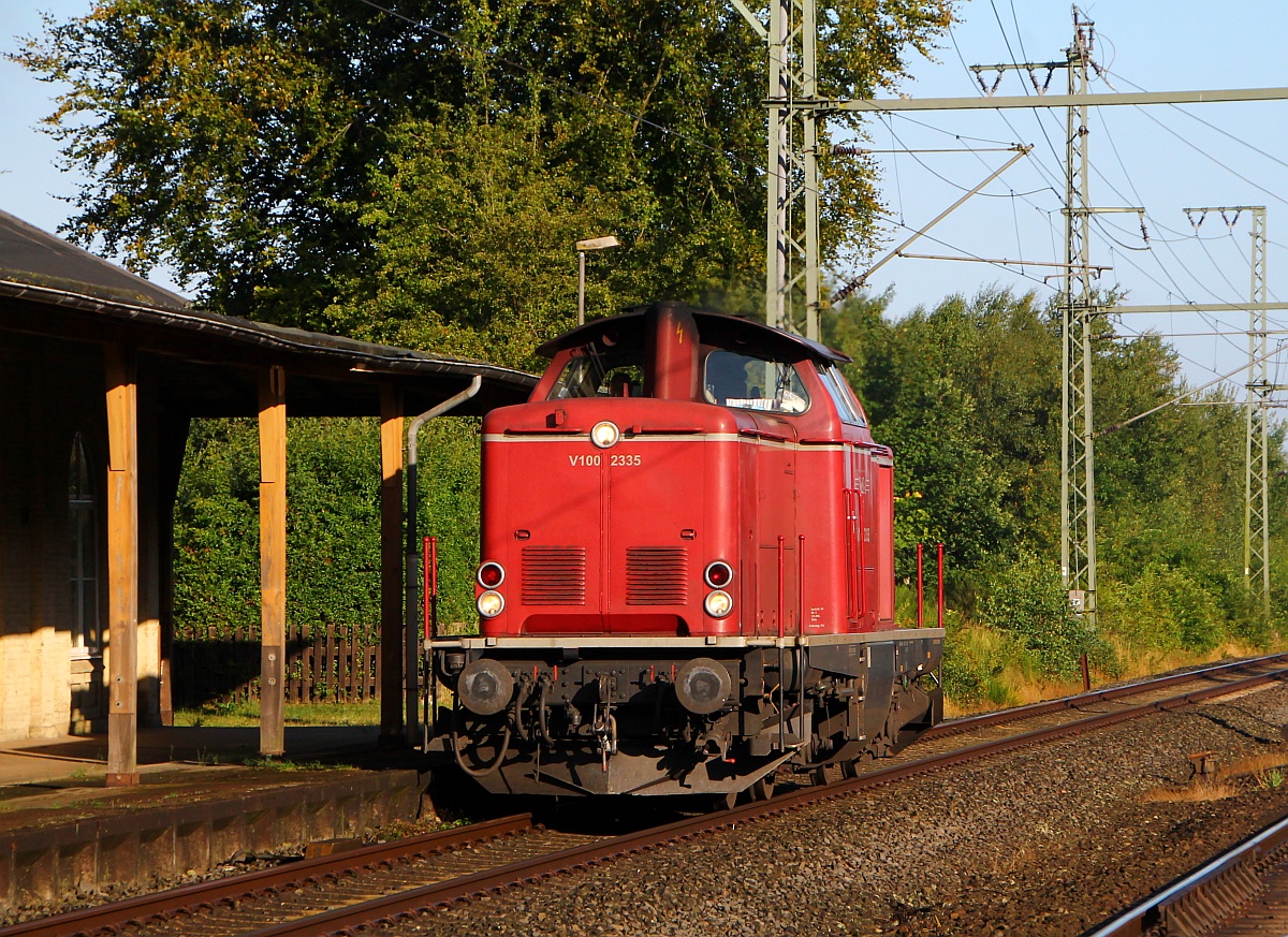 Kleine morgendliche Überraschung...V 100 2335 der NeSA Eisenbahn-Betriebsgesellschaft Neckar-Schwarzwald-Alb mbH, Balingen(9280 1213 335-3 D-NESA)dieselte heute morgen gemütlich aus Flensburg kommend durch Jübek Richtung Rendsburg. 14.08.2014