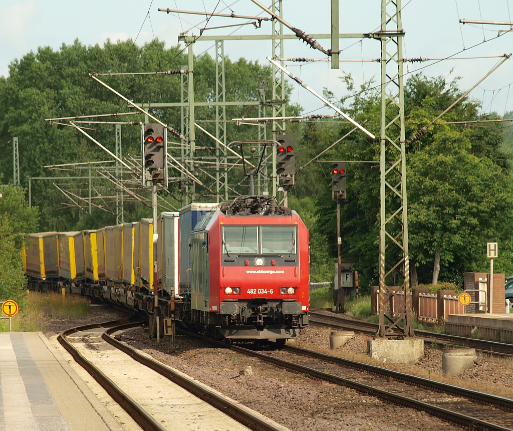 Kleine Überraschung in Schleswig...SBB 482 034-6 als Zuglok des bring!/DHL KlV Zuges am 15.06.2011. 