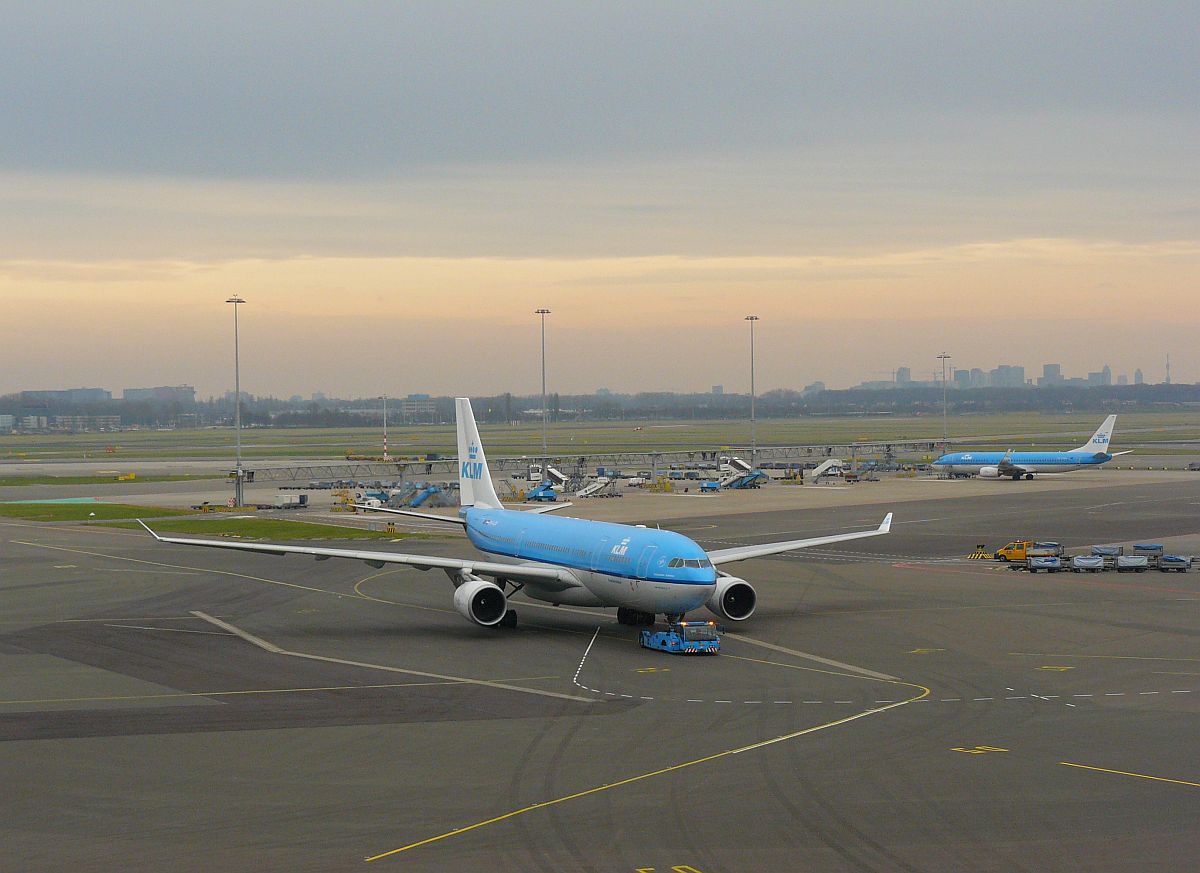 KLM Airbus A330-203 geregistreerd als PH-AOK en genaamd  Radhuspladsen - Kobenhavn . Eerste vlucht van dit vliegtuig 05-04-2007. Schiphol, Amsterdam 19-01-2014.