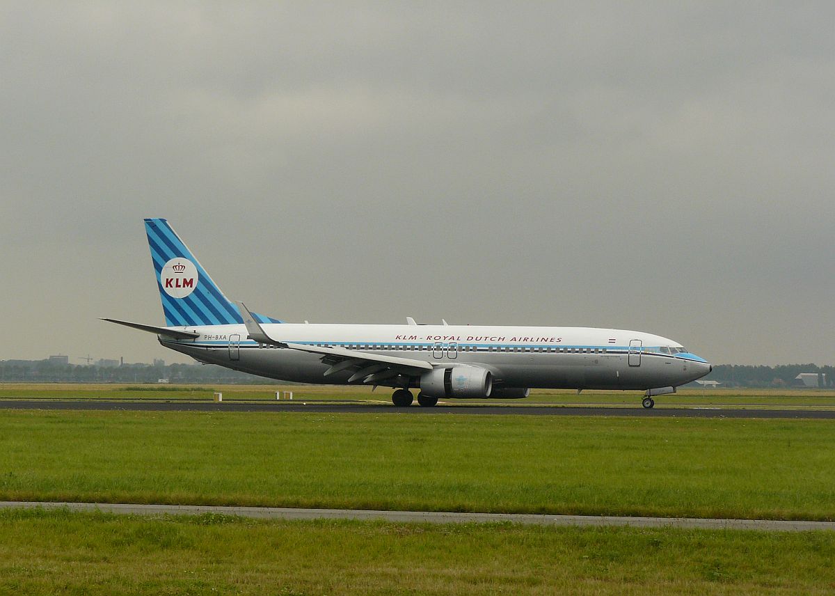 KLM Boeing 737-8K2 Retro PH-BXA Baujahr 1999. Flughafen Schiphol, Amsterdam, Niederlande 13-07-2014.

KLM Boeing 737-8K2 in retro uitvoering geregistreerd als PH-BXA en genaamd  Zwaan  op de Polderbaan. Eerste vlucht van dit vliegtuig 25-01-1999. Luchthaven Schiphol 13-07-2014.