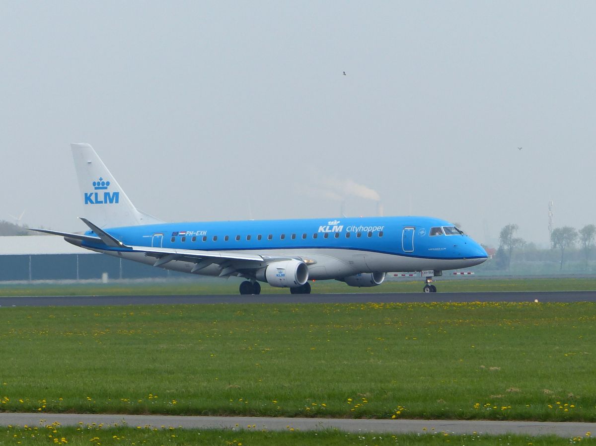 KLM Embraer 175STD Baujahr 2016. Flughafen Schiphol bei Amsterdam, Niederlande. Vijfhuizen 22-04-2018.

KLM PH-EXH Embraer 175STD op de Polderbaan luchthaven Schiphol.  Eerste vlucht van dit vliegtuig 26-05-2016. Vijfhuizen 22-04-2018.