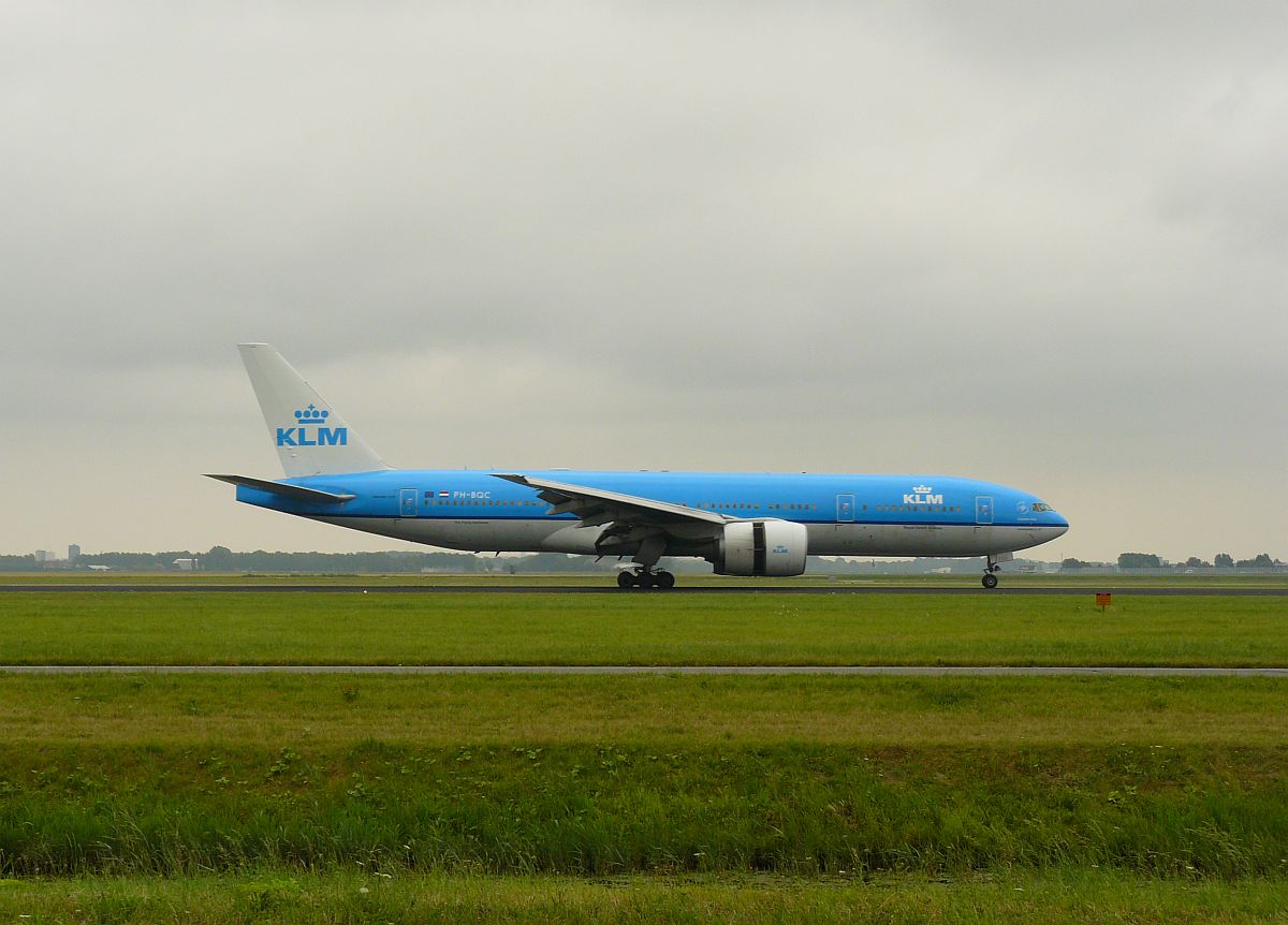 KLM PH-BQC Boeing 777-206/ER  Chichen-Itza . Baujahr 2003. Flughafen Schiphol, Amsterdam, Niederlande 13-07-2014.

KLM PH-BQC Boeing 777-206/ER genaamd  Chichen-Itza . Eerste vlucht van dit vliegtuig 12-11-2003. Polderbaan luchthaven Schiphol 13-07-2014.