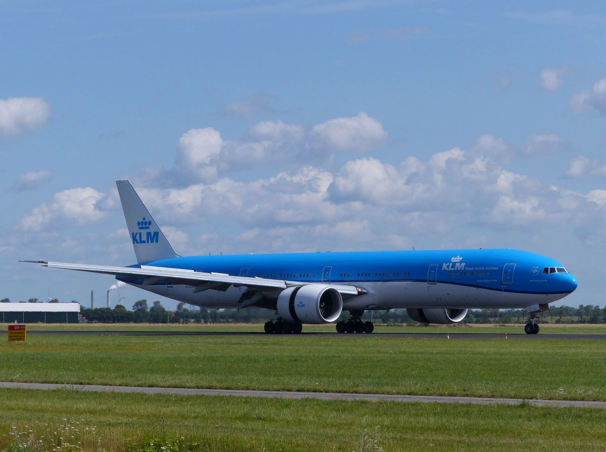 KLM PH-BVS Boeing 777-306ER. Erstflug dieses Flugzeugs war am 03-02-2017. Flughafen Amsterdam Schiphol, Niederlande. Vijfhuizen 21-07-2019.

KLM PH-BVS Boeing 777-306ER. Eerste vlucht van dit vliegtuig 03-02-2017. Polderbaan luchthaven Schiphol. Vijfhuizen 21-07-2019.