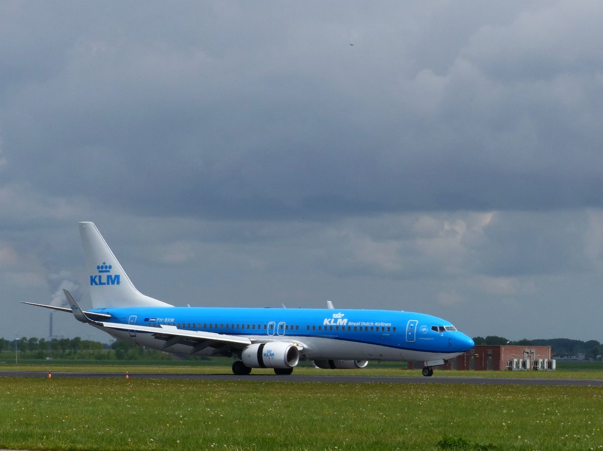 KLM PH-BXW Boeing 737-8K2 Baujahr 2007 mit dem Namen  Patrijs . Flughafen Amsterdam Schiphol. Vijfhuizen, Niederlande 28-04-2019.

KLM PH-BXW Boeing 737-8K2 met de naam  Patrijs . Polderbaan luchthaven Schiphol. Eerste vlucht van dit vliegtuig 06-12-2007. Vijfhuizen 28-04-2019.