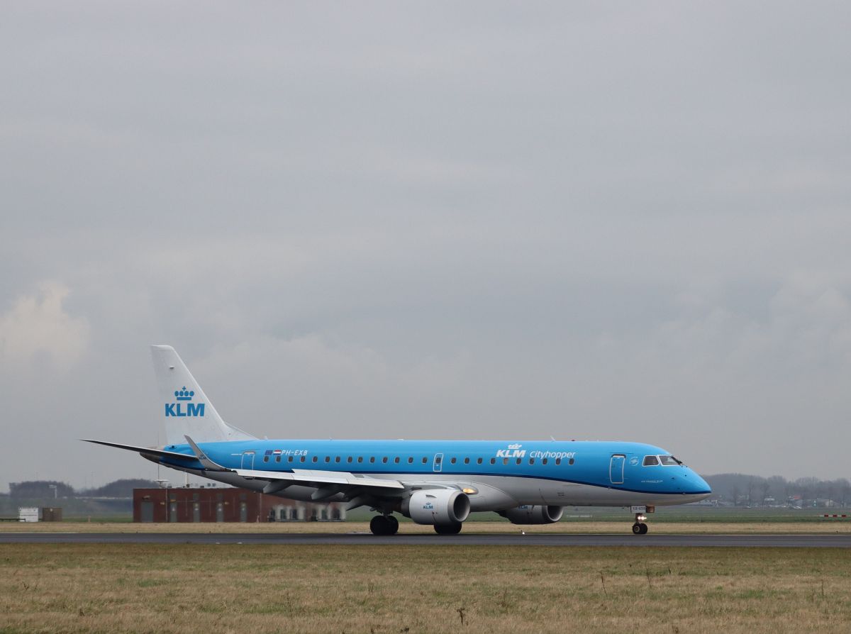 KLM PH-EXB Embraer 190STD Flughafen Amsterdam Schiphol, Niederlande. Vijfhuizen 23-01-2022.

KLM PH-EXB Embraer 190STD Polderbaan luchthaven Schiphol. Vijfhuizen 23-01-2022.