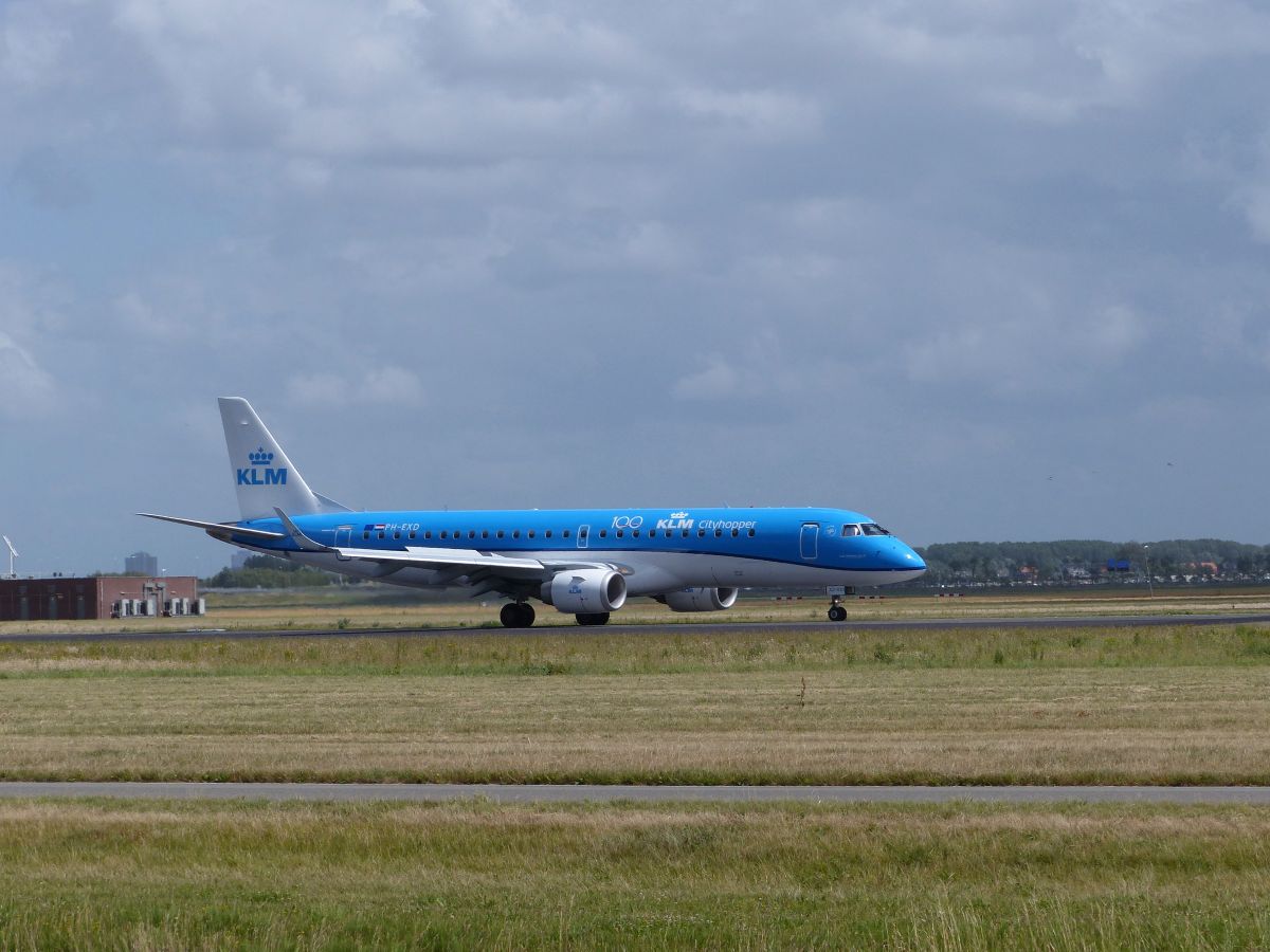 KLM PH-EXD Embraer 190STD Baujahr 2014. Flughafen Schiphol Amsterdam, Niederlande. Vijfhuizen 28-06-2020.


KLM PH-EXD Embraer 190STD bouwjaar 2014. Polderbaan luchthaven Schiphol. Vijfhuizen 28-06-2020.