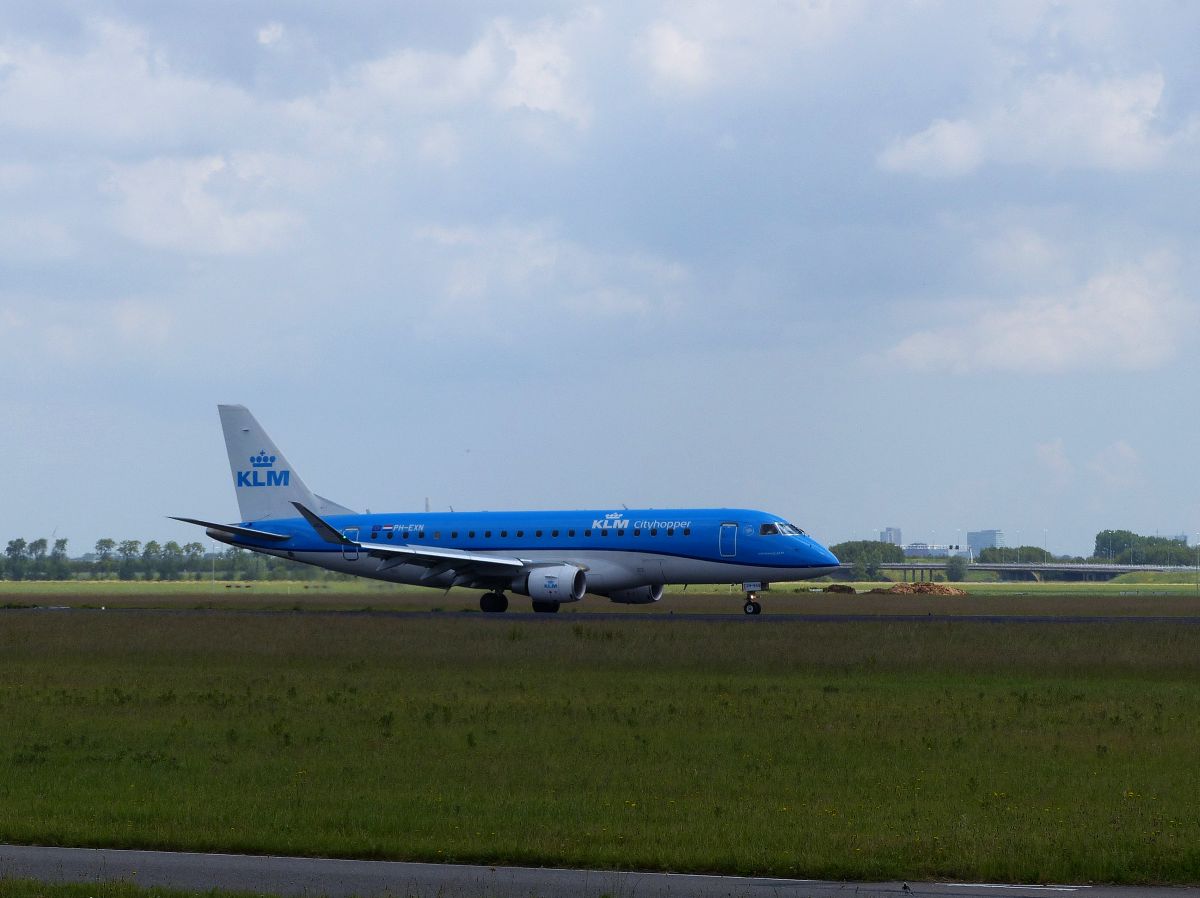 KLM PH-EXN Embraer 175STD Baujahr 2017. Polderbaan Flughafen Schiphol. Vijfhuizen, Niederlande 09-06-2019.

KLM PH-EXN Embraer 175STD bouwjaar 2017. Polderbaan luchthaven Schiphol. Vijfhuizen 09-06-2019.