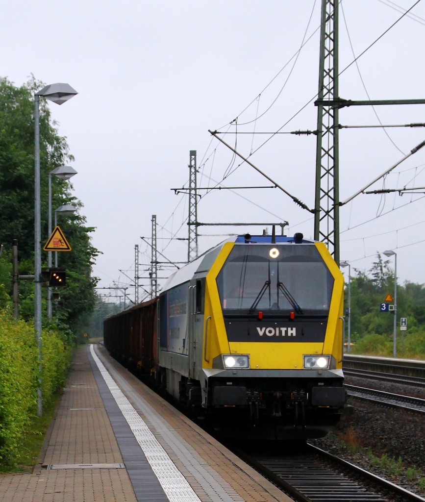 Knapp zweieinhalb Stunden nachdem sie die leeren Eanos Wagen nach Neumünster gebracht hatte kam die NBE 264 002-7 mit dem dritten und beladenen Teil des Dünger-Kalk Transportes wieder durch Schleswig gefahren(Danke an den Vormelder). 08.07.2014