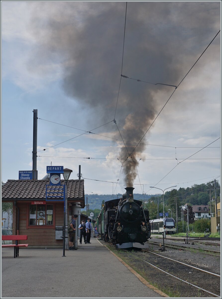 Kohle ist nicht gleich Kohle, und so rauchen seit Februar 2022 die B-C Loks zur Freude der Bahnfotografen ganz besonders schön. Die BFD HG 3/4 N° 3 verlässt Blonay in Richtung Chamby. 

13. Aug. 2023