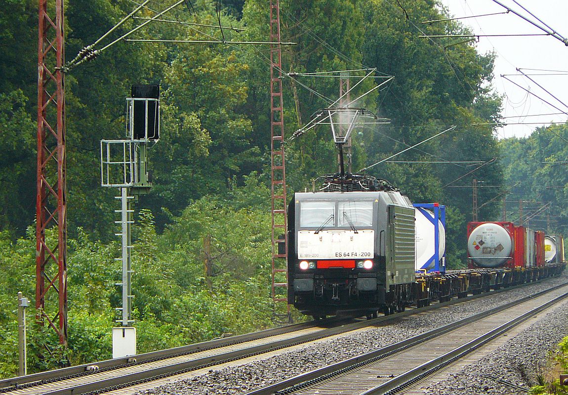 KombiVerkehr Lok 189 200 bei Haldern 11-09-2013..

KombiVerkehr locomotief 189 200 met goederentrein nadert de overweg Sonsfeld bij Haldern 11-09-2013.