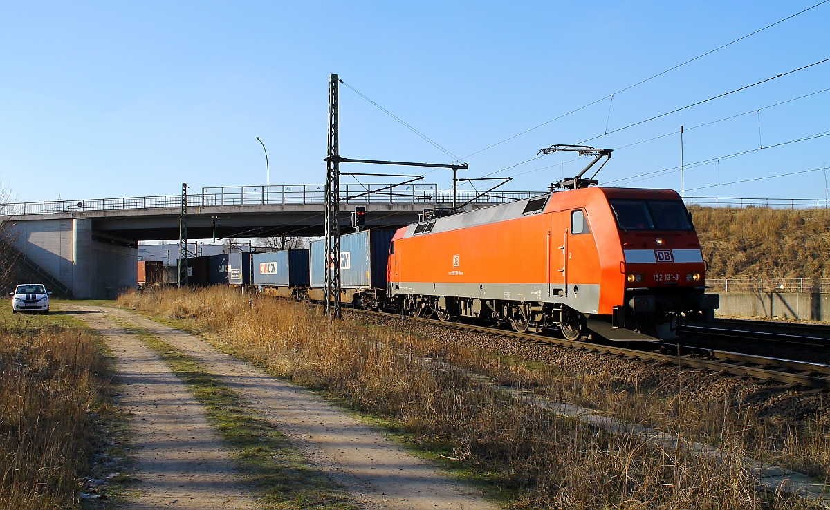 Kommt selten vor daher wurde die DB 152 131-9 mit ihrem Containerzug am Umspannwerk in HH-Waltershof festgehalten. 06.02.2015