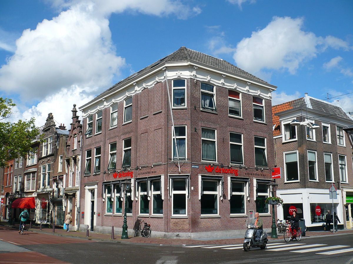 Kort Rapenburg/Breestraat, Leiden 22-06-2015.

Kort Rapenburg hoek Breestraat, Leiden 22-06-2015.