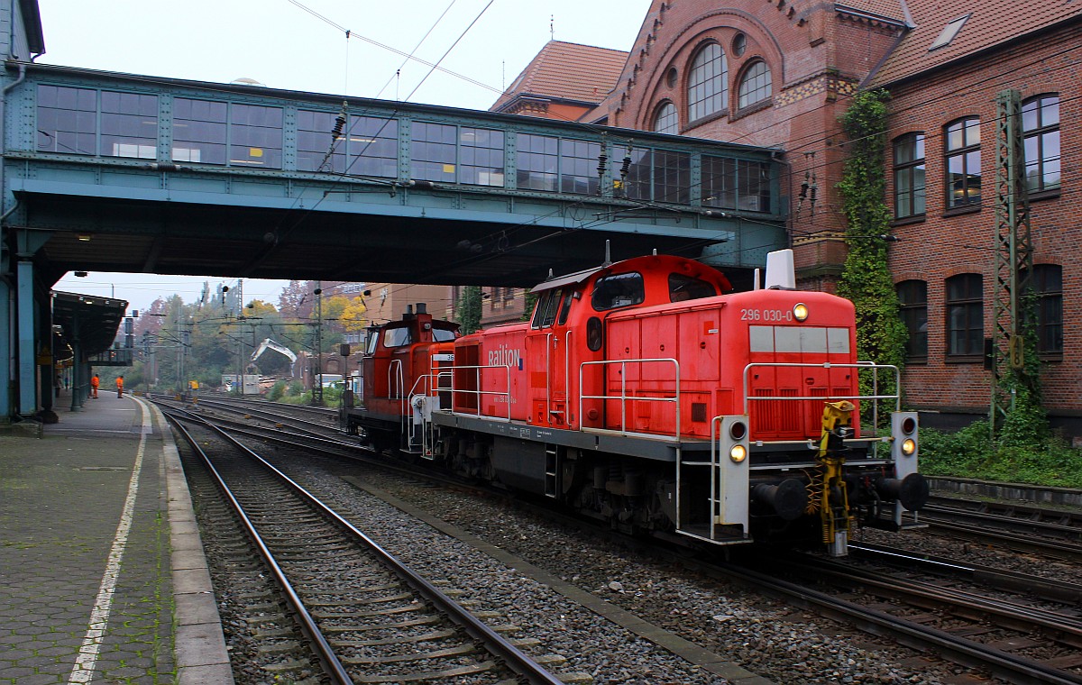 Kult-Diesel unter sich...3296 030-0(REC/BCS X/07.12.13) eingesetzt als Zuglok für die 3362 892-2. HH-Harburg 28.10.2015