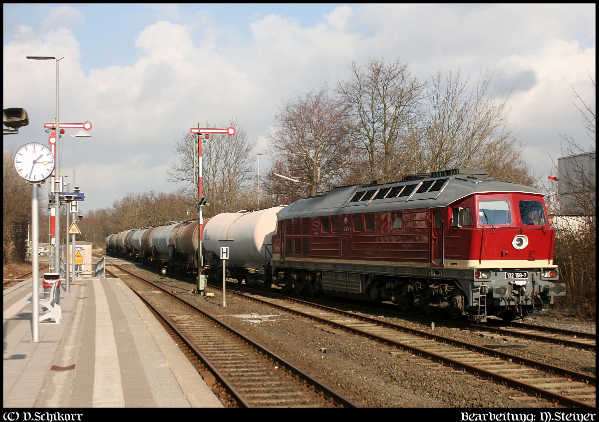 Kult in Kiel...Der wöchentlich fahrende Rapsölzug wird hier von der LEG 132 158-7(LTS 0373, Bj1974, ex DB 232 158-6, 1995 z und a, 1996-2003 in Sarajevo und kurz in CZ, seit Ende 2003 bei der LEG, NVRNr. 9280 0232 158-8 D-LEG)verlässt hier den Bereich Kiel Suchsdorf Richtung Neumünster/Hamburg. 25.02.2015