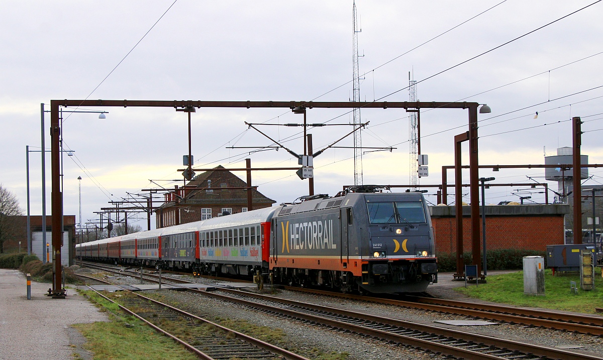 Kurz angefahren Pantho runter und kurz in das dänische Stromnetz gerollt.....241.012 verlässt nun mit dem D 304 Pattburg Richtung Schweden. 29.01.2023