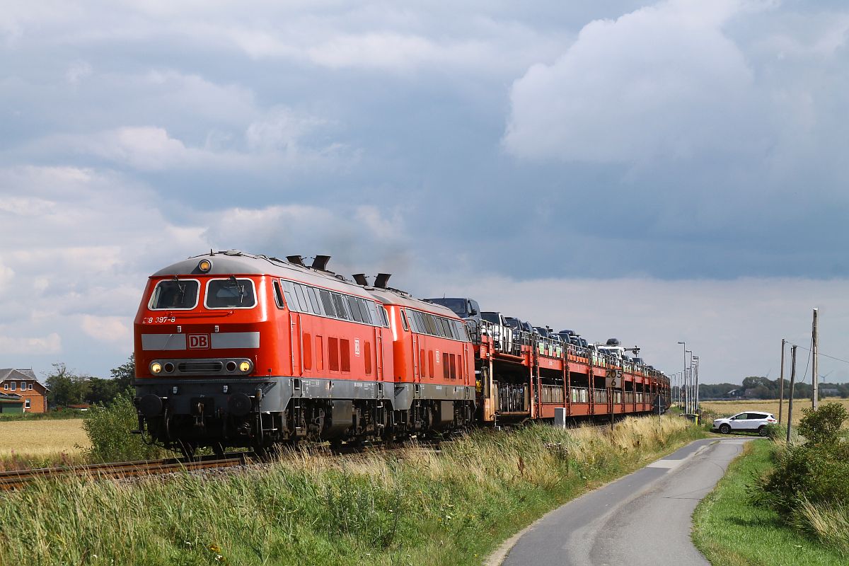 Kurz danach verläßt der von 218 397 + 218 366 bespannte Autozug nach Sylt den Kbf. Lehnshallig, 28.07.2023