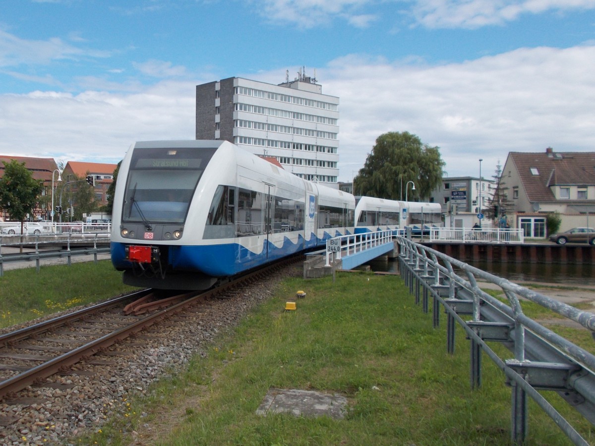 Kurz vor Einfahrt in die Station Hafen erreicht die UBB die Stadt Wolgast.Aufnahme vom 13.Juli 2014.