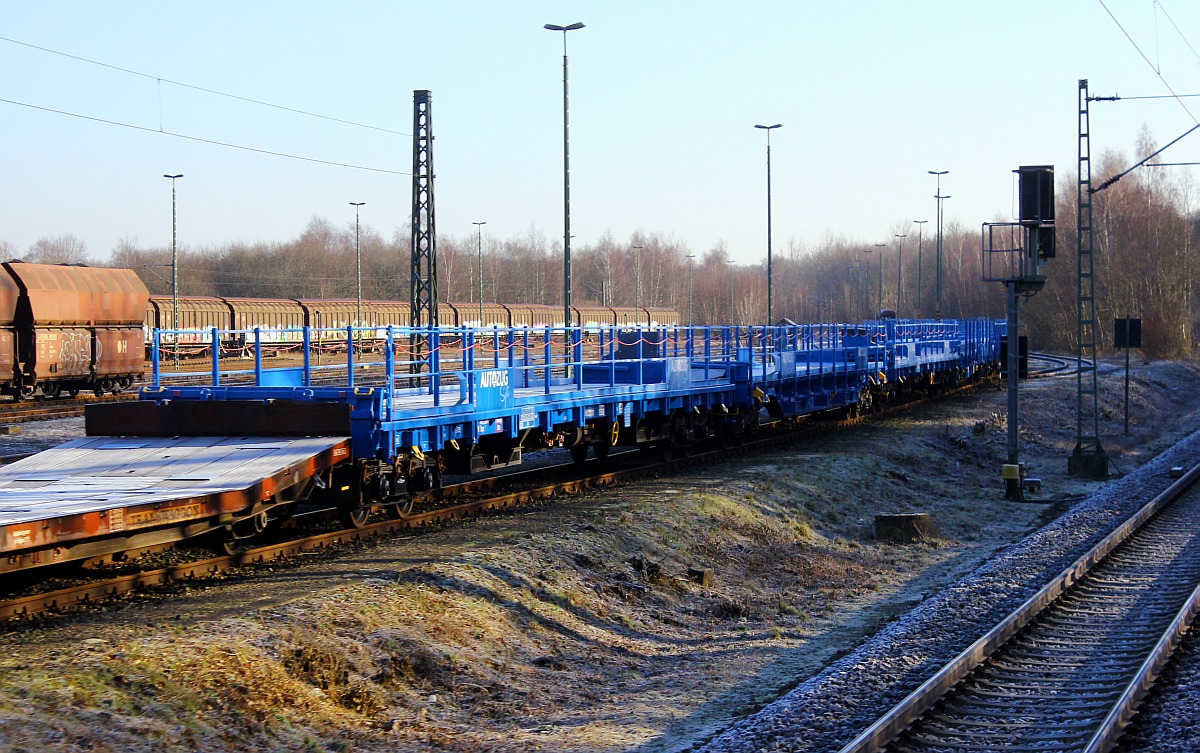 Kurz vor Kiel in Meimersdorf stehen die ersten neuen blauen RDC Autozug Sylt Wagen vom Typ Snps abgestellt. Aufnahme hier ebenfalls aus der RB77. Kiel-Meimersdorf 17.02.2016