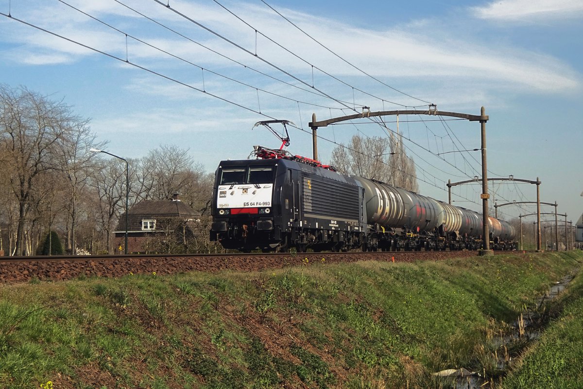 Kurzer Kesselwagenzug mit MRCE 189 093 durchfahrt am 30 März 2021 Boxtel.